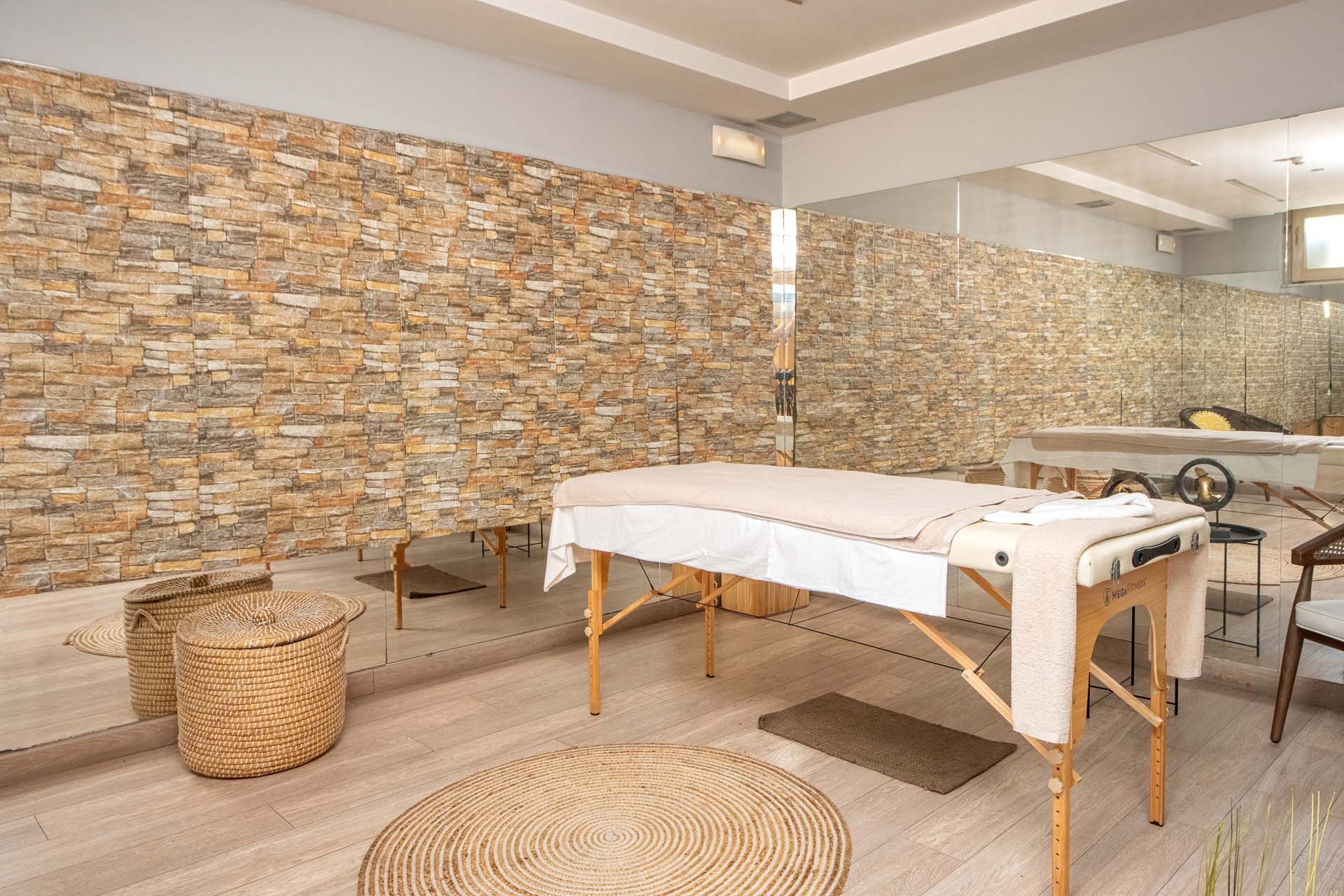 MASSAGE ROOM
